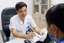 BS. Đào Hữu Ghi - Trưởng Khoa Điều trị Bệnh da nam giới, Bệnh viện Da liễu Trung ương - tư vấn cho một bệnh nhân (Ảnh: Thảo Vy)