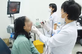 Bác sĩ khám bệnh cho bệnh nhân (Ảnh: Bệnh viện Hữu Nghị) 