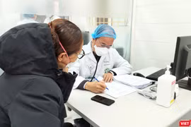 Bác sĩ khám cho bệnh nhân ở Bệnh viện Bạch Mai (Ảnh - Minh Thuý) 