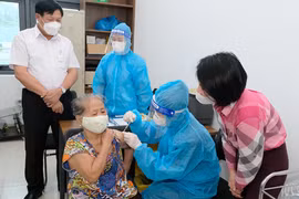 Thứ trưởng Bộ Y tế Đỗ Xuân Tuyên kiểm tra việc tiêm vaccie COVID-19 cho người dân (Ảnh - Trần Minh)