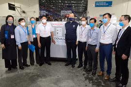 Thứ trưởng Bộ Y tế Đỗ Xuân Tuyên đã trực tiếp đến sân bay Nội Bài đón nhận lô vaccine phòng COVID-19 của AstraZeneca (Ảnh - Trần Minh) 