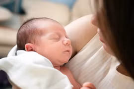 Trẻ sơ sinh được chăm sóc tại Bệnh viện Xanh Pôn (ảnh minh hoạ)