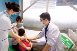 Bác sĩ khám cho bệnh nhi (Ảnh - BVCC) 