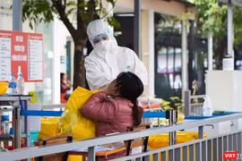 Nhân viên y tế lấy mẫu xét nghiệm COVID-19 cho người dân (Ảnh - Minh Thuý) 