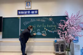 Cô giáo viết bảng chào đón học sinh quay trở lại trường (Ảnh - Phòng GD&ĐT quận Ba Đình) 