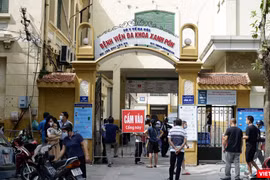 Bệnh viện Đa khoa Xanh Pôn đang chăm sóc, theo dõi sức khoẻ cho các trẻ bị tiêm nhầm vaccine COVID-19 (Ảnh - Minh Thuý) 