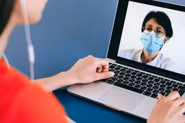 Bác sĩ tư vấn cho người bệnh trực tuyến bằng internet (Ảnh minh hoạ) 