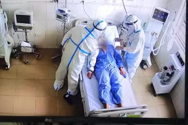 Bác sĩ điều trị cho bệnh nhân mắc COVID-19 nặng ở Trung tâm hồi sức tích cực tại Bệnh viện Tâm thần tỉnh Bắc Giang (Ảnh - Ngọc Mai) 