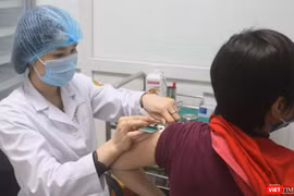 Nhân viên y tế tiêm vaccine cho tình nguyện viện (Ảnh - Minh Thuý) 