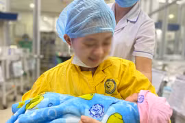Mẹ bé Bình Anh hạnh phúc trong ngày gặp lại con gái (ẢNh: BVCC) 