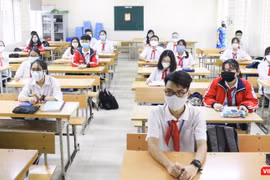 Học sinh tuân thủ các biện pháp phòng dịch COVID-19 trong ngày đầu tiên đi học trở lại. Ảnh: Minh Thúy 