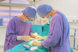 Các bác sĩ phẫu thuật cho bệnh nhân (Ảnh - BVCC) 