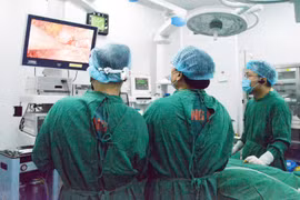 Bác sĩ tại Bệnh viện Nội tiết Trung ương phẫu thuật cho bệnh nhân bị u tủy thượng thận. Ảnh: Bệnh viện Nội tiết Trung ương.