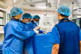 Các bác sĩ can thiệp cho bệnh nhân (Ảnh - BVCC) 
