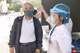Kiểm tra nhiệt độ cho người dân trước khi vào bệnh viện (Ảnh - Minh Thuý) 