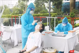 Nhân viên y tế lấy mẫu xét nghiệm COVID-19 cho người dân (Ảnh - Minh Thuý)