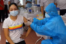 Nhân viên y tế tiêm vaccine phòng COVID-19 cho người dân (Ảnh - BYT) 