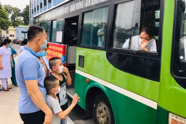 Điều dưỡng Hoàng Thị Diễm xúc động chia tay chồng và hai con trước giờ lên đường (Ảnh - BVCC) 