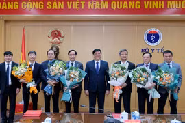 Bộ trưởng Bộ Y tế Nguyễn Thanh Long chúc mừng các lãnh đạo cục/vụ vừa được bổ nhiệm (Ảnh: Trần Minh)