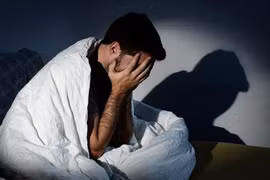 Chàng trai đau đầu sau khi bị đồng nghiệp làm "chuyện ấy" (Ảnh minh hoạ) 