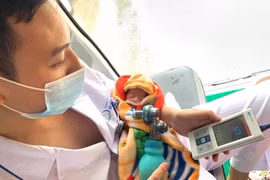 Bé sinh non 29 tuần được bác sĩ tại Bệnh viện Sản nhi Quảng Ninh chăm sóc (Ảnh: BVCC) 
