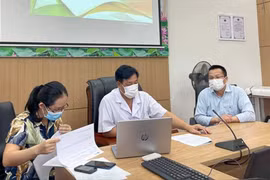 TS. Phạm Ngọc Thạch - Giám đốc Bệnh viện Bệnh Nhiệt đới Trung ương (ở giữa áo trắng) thảo luận với các bác sĩ về nghiên cứu (Ảnh - BVCC)