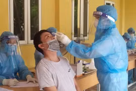 Nhân viên y tế lẫy mẫu xét nghiệm cho người dân (Ảnh - BYT)