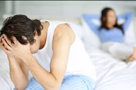 Nam thanh niên lo lắng mỗi khi... gần gũi với bạn gái (Ảnh minh hoạ) 