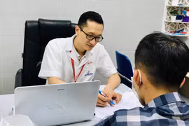Bác sĩ ở Khoa Nam học và Y học Giới tính, Bệnh viện Đại học Y Hà Nội tư vấn cho anh A. (Ảnh - BVCC) 