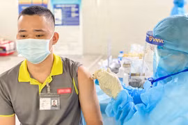 Người dân được tiêm vaccine COVID-19 (Ảnh - VNVC) 