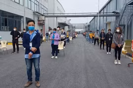 Công nhân chờ lấy mẫu xét nghiệm COVID-19 ở Hải Dương (Ảnh - BYT) 