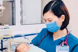 Bác sĩ chăm sóc cho bé sơ sinh 3 ngày tuổi bị bỏ rơi ở hố ga. (Ảnh: Bệnh viện Đa khoa Xanh Pôn)