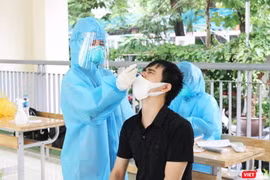 Người dân được lấy mẫu xét nghiệm COVID-19 (Ảnh - Minh Thuý) 