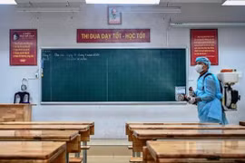 Khử khuẩn lớp học (Ảnh - MH) 