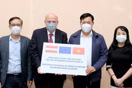 Thứ trưởng Bộ Y tế Đỗ Xuân Tuyên nhận thêm 500.000 liều vaccine COVID-19 AstraZeneca do Chính phủ Áo trao tặng (Ảnh - Trần Minh) 