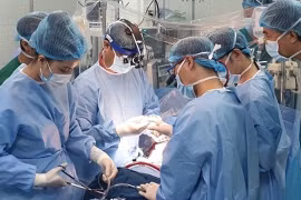Các bác sĩ của Bệnh viện phẫu thuật cho 2 bệnh nhi.