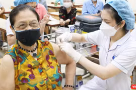 Người cao tuổi được tiêm vaccine COVID-19 (Ảnh - Minh Thuý) 