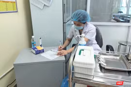 Bác sĩ ghi nhật ký tiêm chủng (Ảnh: Minh Thúy)