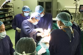 Các bác sĩ phẫu thuật tiến hành thay khớp háng thế hệ mới cho anh N.V.T. (Ảnh: Bệnh viện Hữu nghị Việt Đức). 