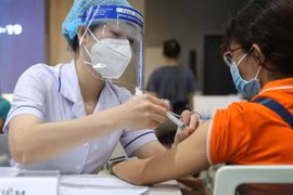 Trẻ được tiêm vaccine (Ảnh - UBND Q. Ba Đình) 