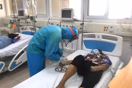 Bác sĩ chăm sóc cho bệnh nhân COVID-19 tại bệnh viện (Ảnh - Đặng Thanh) 