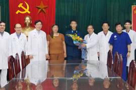 Bệnh viện Trung ương Quân đội 108 chúc mừng bệnh nhân ra viện. Ảnh: BVCC