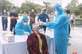 Nhân viên y tế lấy mẫu xét nghiệm COVID-19 cho người dân (Ảnh - Minh Thuý)