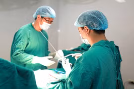 Bác sĩ tại Khoa Phẫu thuật thẩm mỹ phẫu thuật cho bệnh nhân (Ảnh: Bệnh viện Da liễu Trung ương) 