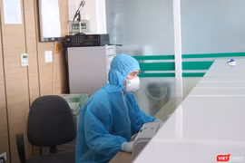 Bác sĩ trong ca làm việc ở Bệnh viện Bệnh Nhiệt đới Trung ương (Ảnh - Minh Thuý) 