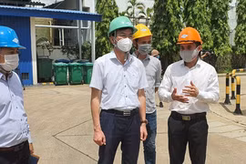 Lãnh đạo Bộ Y tế khảo sát nhà máy sản xuất oxy (Ảnh – Văn Đạo) 