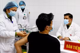 1 trong 3 người đầu tiên tiêm vaccine phòng COVID-19 mũi thứ 2 liều 25mcg (Ảnh: Minh Thuý) 