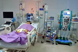 Các bác sĩ ở Bệnh viện Đa khoa tỉnh Sóc Trăng sử dụng ECMO để cứu sống bệnh nhân H. (Ảnh - BVCC)