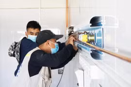 Bệnh viện Bệnh Nhiệt đới Trung ương lắp đựt giường ICU điều trị F0 (Ảnh - Nguyễn Liên) 