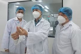 Các chuyên gia kiểm tra vaccine phòng COVID-19 (Ảnh - Anh Văn) 